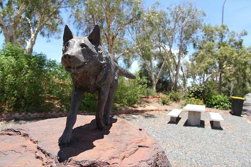 Stephen-Stockwell-ABC-RuralRed-Dog-statue-at-Dampier800pxw